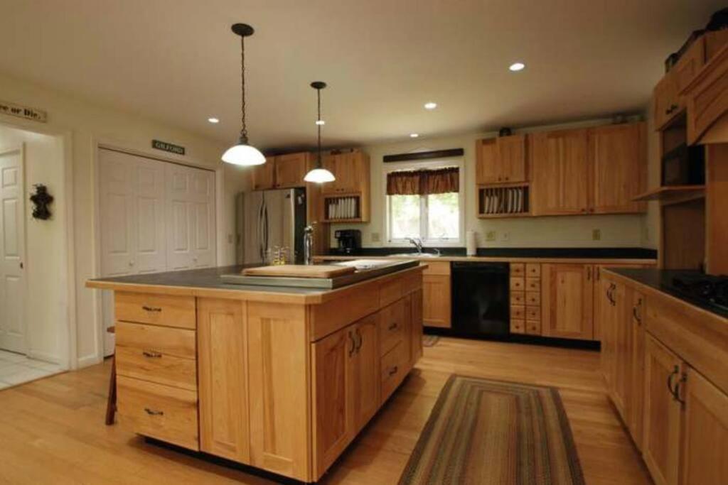 Beautiful Spacious Home W/ Game Room. Gilford Kültér fotó